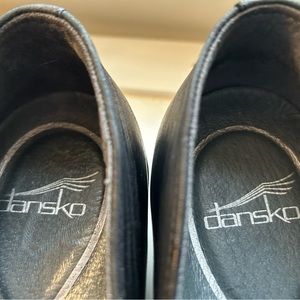 Dansko closed clog black 9 40